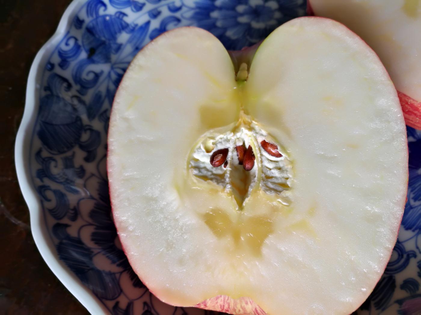 コープ自然派青森県産　津軽産直組合のりんご半分に切った状態
