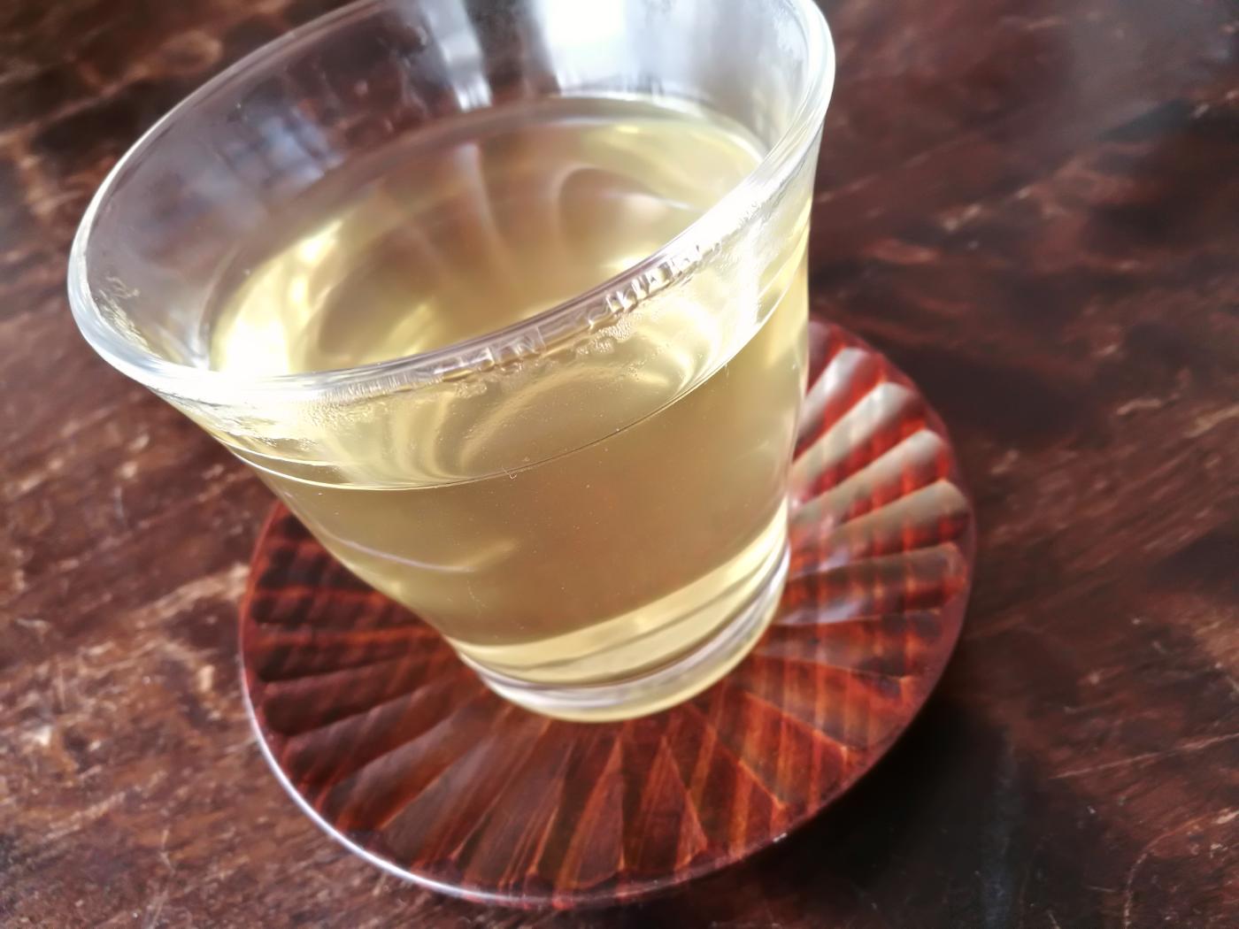 西製茶所レモングラス＆ジンジャーをコップに淹れたところ