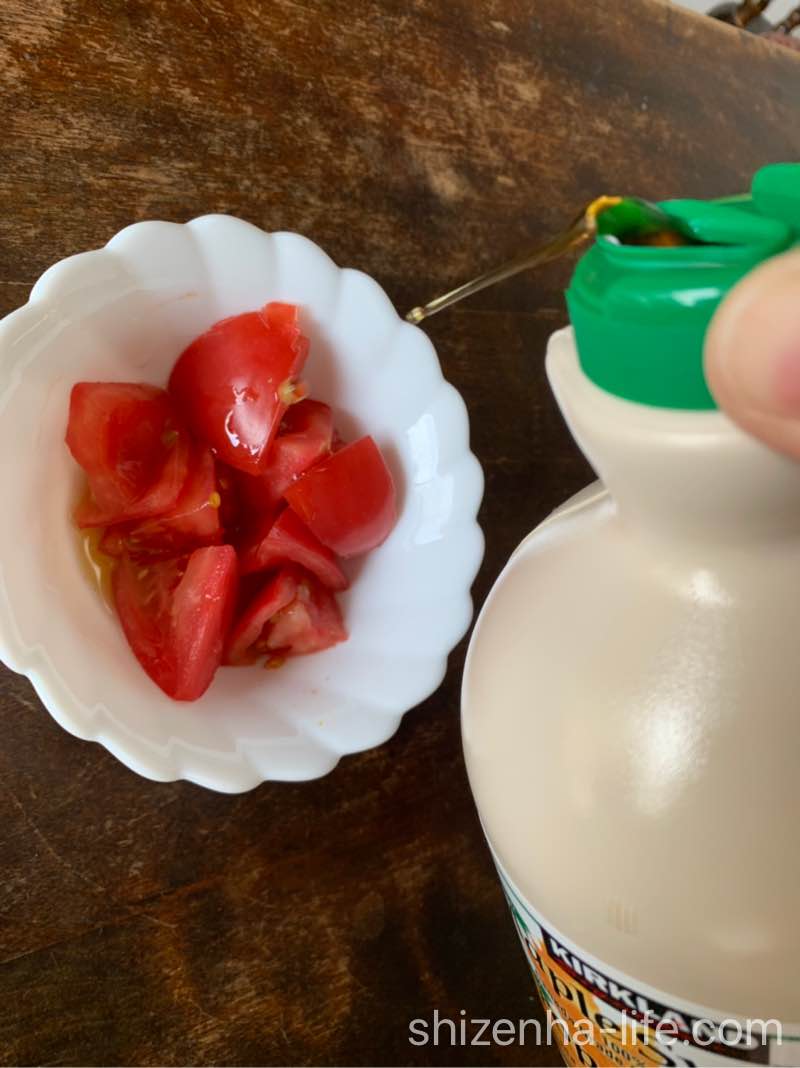 トマトにメープルシロップをかける