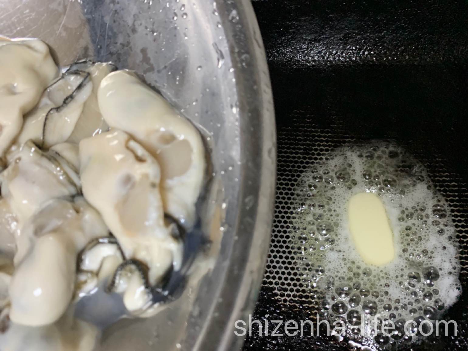 牡蠣をバターで炒める