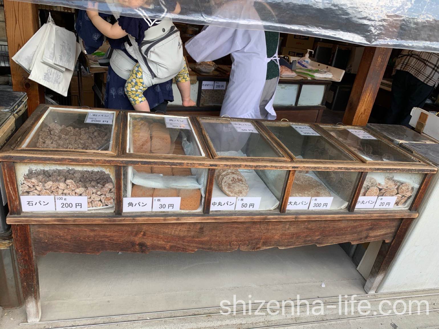 熊岡菓子店　カタパン堅パンがガラスケースに陳列されている