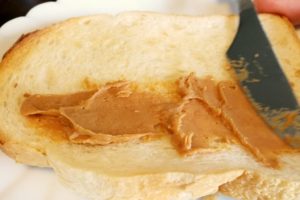 ピーナッツバターをパンに塗る