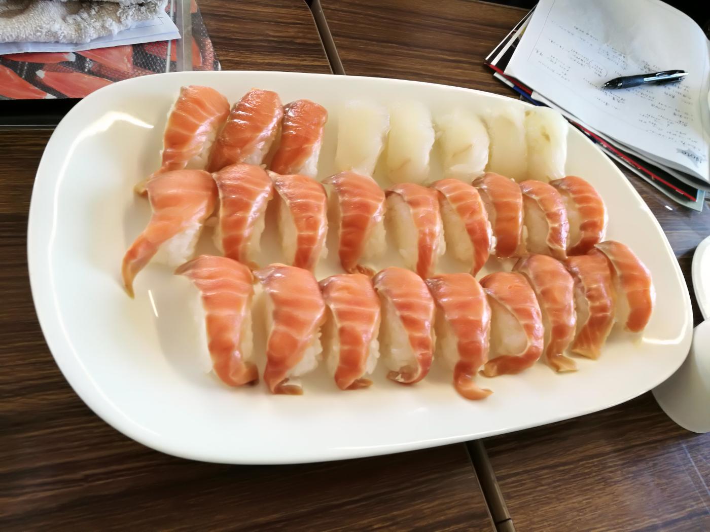 丸高水産スモークサーモンとヒラメの握り寿司